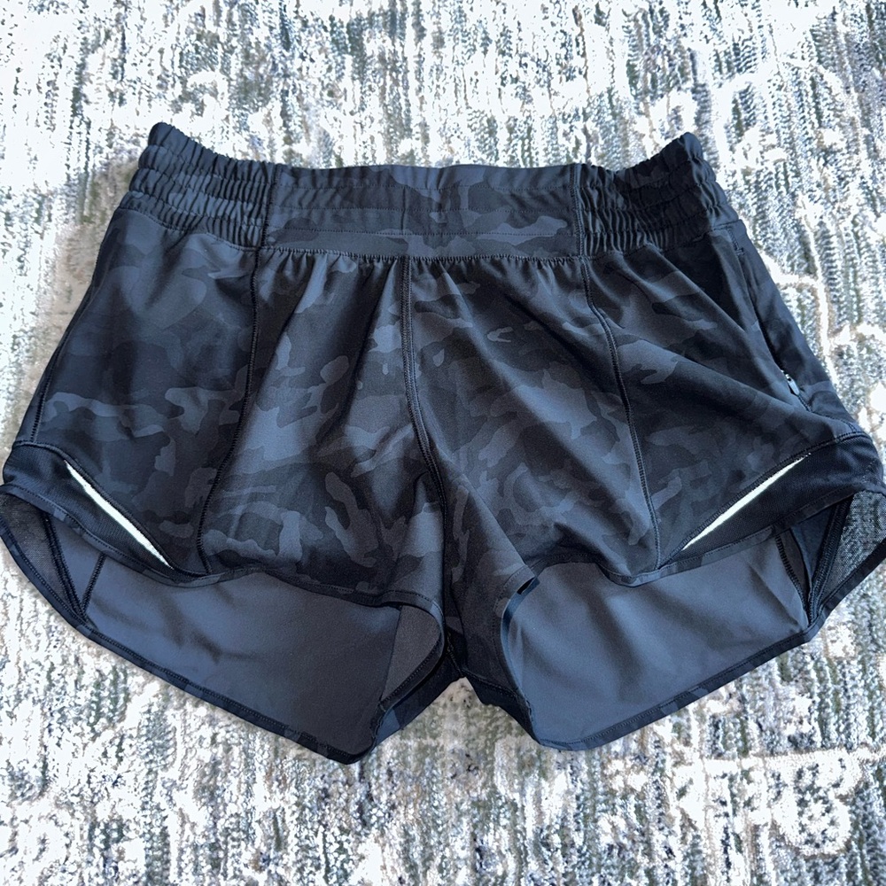 Lululemon hotty hot 2.5” short camo